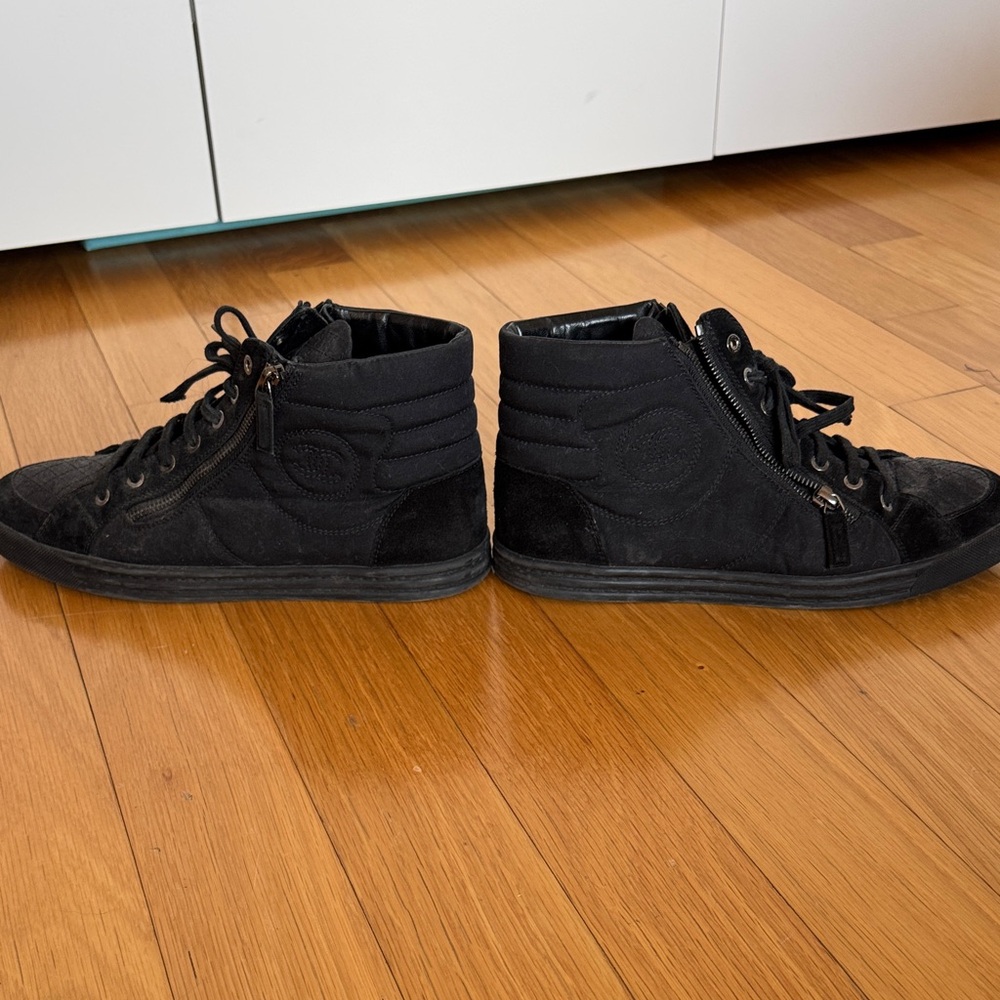 CHANEL Canvas Suede Zipped Sneaker